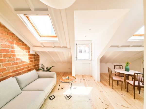 Sala moderna e iluminada com design de interiores num apartamento em Lisboa.
Bright modern living room with minimalist interior design in a Lisbon apartment. Sala moderna e iluminada com design de interiores num apartamento em Lisboa. Bright modern living room with minimalist interior design in a Lisbon apartment.