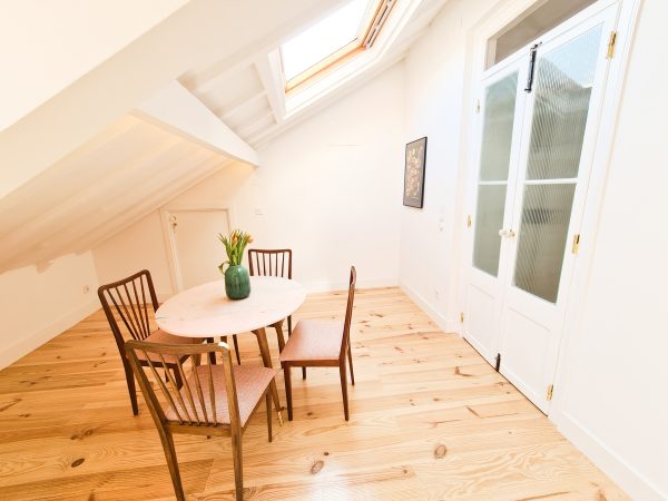 Sala moderna e iluminada com design de interiores num apartamento em Lisboa.
Bright modern living room with minimalist interior design in a Lisbon apartment. Sala moderna e iluminada com design de interiores num apartamento em Lisboa. Bright modern living room with minimalist interior design in a Lisbon apartment.