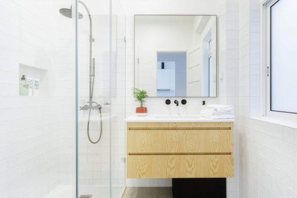 Casa de banho moderna e iluminada com design de interiores num apartamento em Lisboa.
Bright modern bathroom with minimalist interior design in a Lisbon apartment. Casa de banho moderna e iluminada com design de interiores num apartamento em Lisboa. Bright modern bathroom with minimalist interior design in a Lisbon apartment.