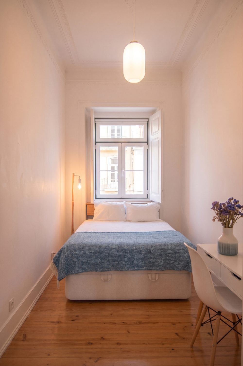 Quarto sala moderna e iluminada com design de interiores num apartamento em Lisboa. Bright modern room with minimalist interior design in a Lisbon apartment.