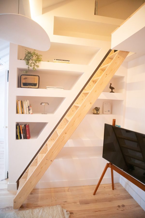 Sala moderna e iluminada com design de interiores num apartamento em Lisboa. Bright modern living room with minimalist interior design in a Lisbon apartment.
